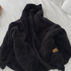 Nordic Beach Wrap in Black